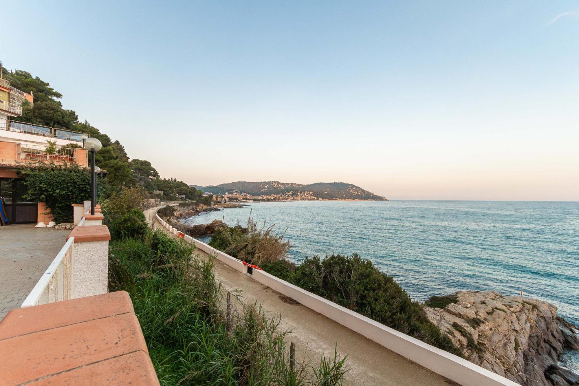 C22 Beachfront Villa - Spa Bath, Pool, Private Beach, Parking Free Marina dʼMarina dʼAndora Kültér fotó
